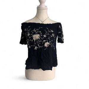 Brand : ONLY Embroidered Floral Off The Shoulder Top Size Medium